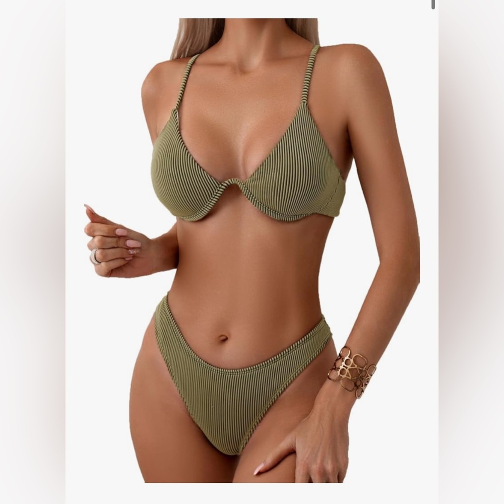 Bikini Cheeky High Cut Size Medium NWOT (liner in bottoms)